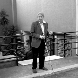 Foto von einem blinden Mann mit Langstock