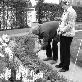 Blinde Besucher bei einer F�hrung mit FM-Techik durch eine Ausschnittsnachbildung des Garten von Max Liebermann in Bonn