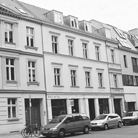 Foto von der Stra�enansicht eines modernisierten Wohnhauses in Berlin