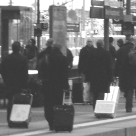 Foto von Reisenden auf einem Bahnsteig