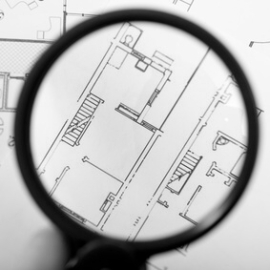 Foto von einer Architekturzeichnung unter der Lupe